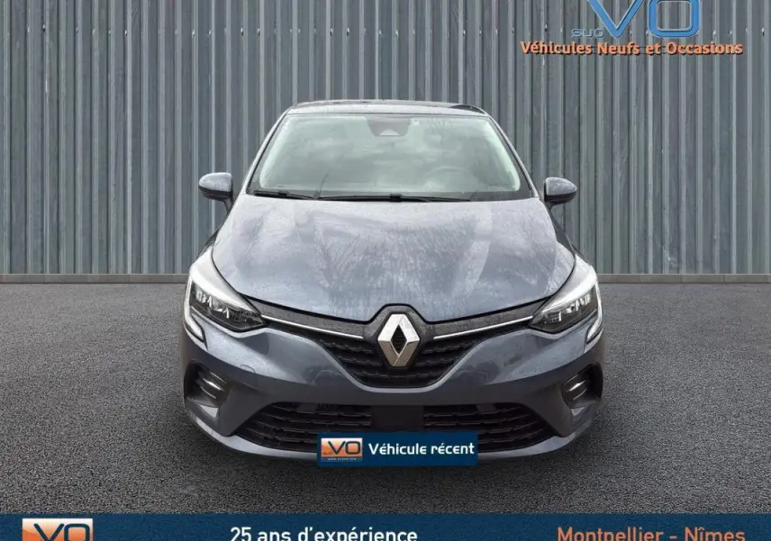 Vue frontale d'une Renault Clio V Blue dCi 85 Business gris foncé, avec feux LED et calandre noire distinctive.