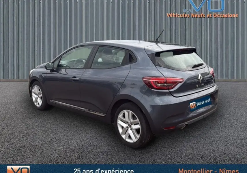 Vue 3/4 arrière droite d'une Renault Clio V Blue dCi 85 Business gris foncé avec feux LED et jantes alliage.