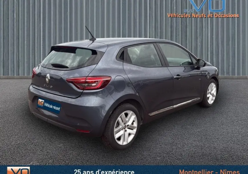 Vue 3/4 arrière droite d'une Renault Clio gris foncé 2020 avec feux LED et jantes alliage visibles.