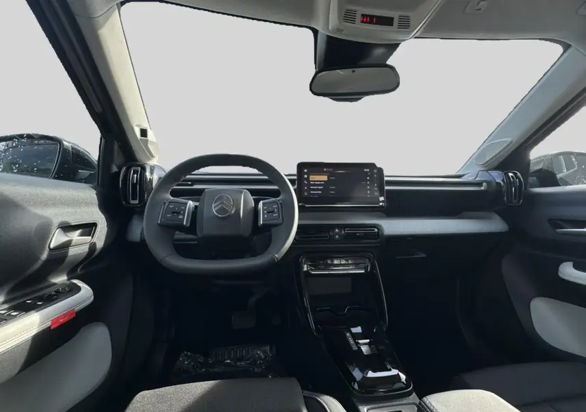 Vue intérieure avant du Citroën C3 Aircross noir 2026, avec tableau de bord moderne et écran tactile central.