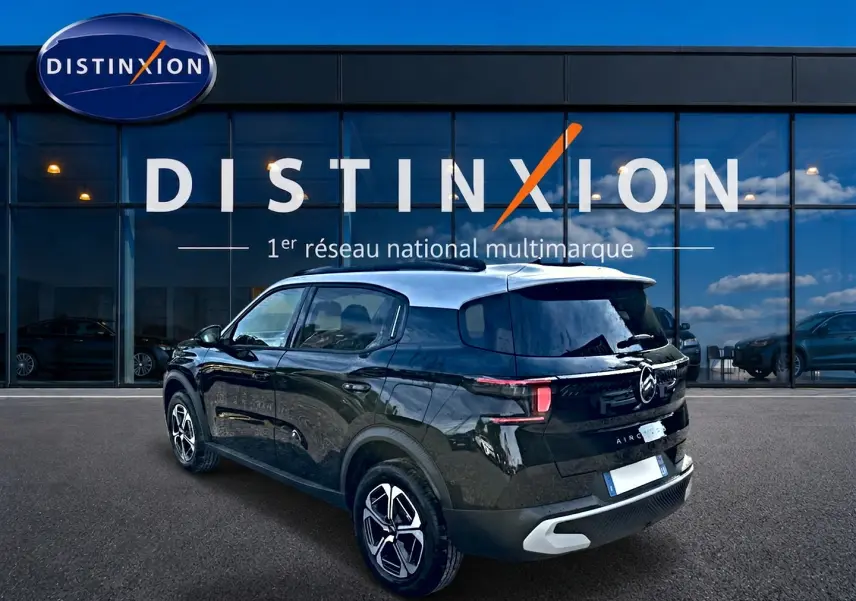 Vue 3/4 arrière droite d'un Citroën C3 Aircross noir 2026 avec jantes alu et vitres arrière teintées.