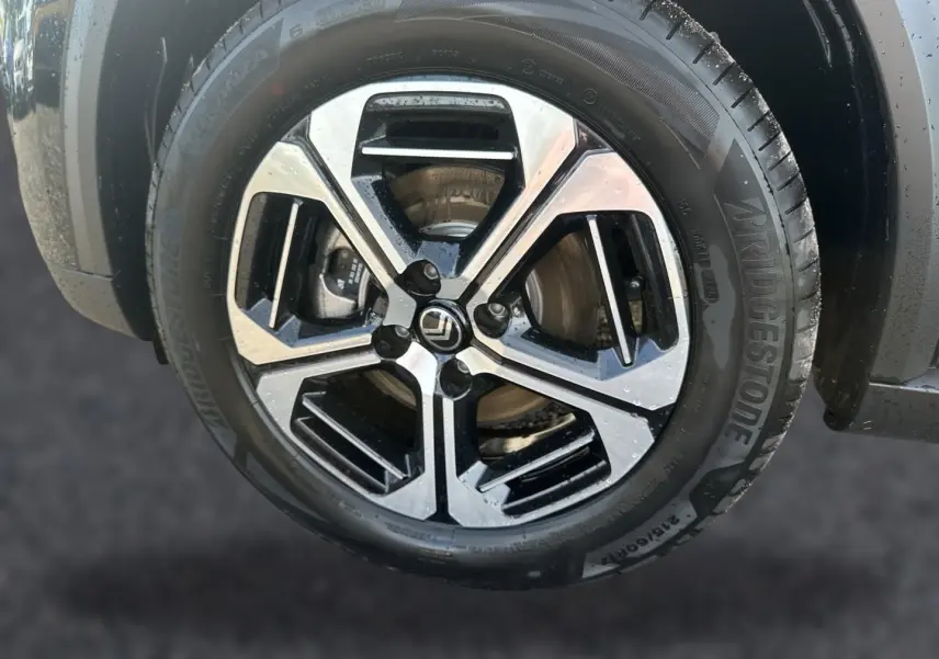 Gros plan sur la jante alu noire et argentée du côté avant droit du Citroën C3 Aircross noir 2026.