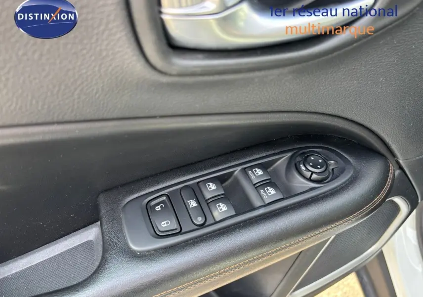 Détail des commandes de lève-vitres et rétroviseurs sur la porte côté conducteur d'un Jeep Compass blanc.