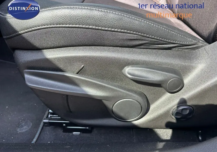 Réglages manuels du siège conducteur en cuir noir du Jeep Compass blanc hybride rechargeable 2021.