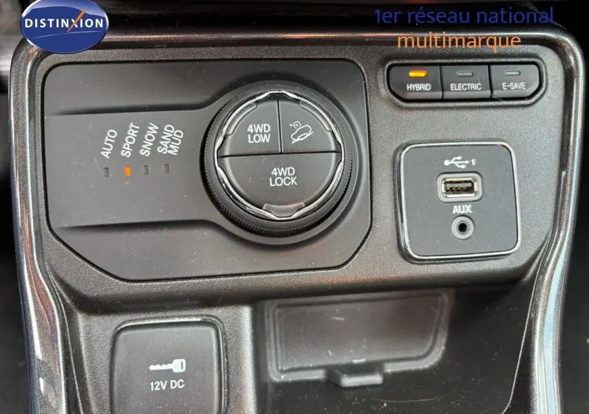 Vue rapprochée du panneau de commandes 4WD et connectiques USB/AUX du Jeep Compass blanc hybride rechargeable.