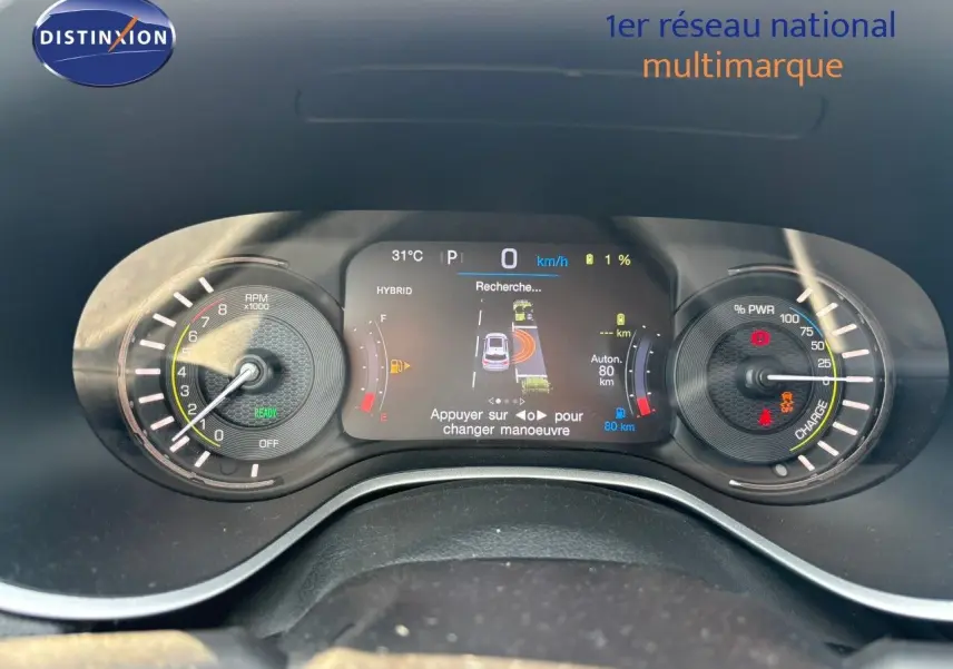 Tableau de bord du Jeep Compass hybride rechargeable 2021 montrant compte-tours, écran central et indicateurs de charge.