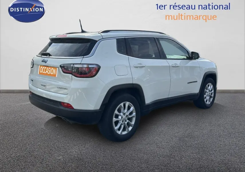Jeep Compass blanc en 3/4 arrière droit, mettant en valeur son design compact et ses jantes alliage.