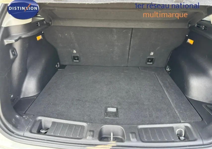 Coffre ouvert du Jeep Compass blanc 2021, vue arrière montrant un espace de chargement propre et spacieux.