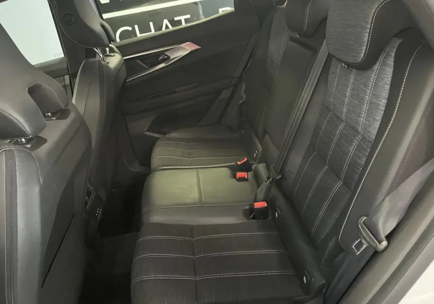 Vue côté droit de la banquette arrière noire mixte simili-cuir et tissu du Renault Austral 2024 blanc.