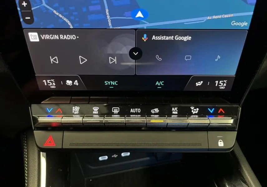 Gros plan sur la console centrale du Renault Austral blanc, affichant l'écran tactile et les commandes de climatisation.