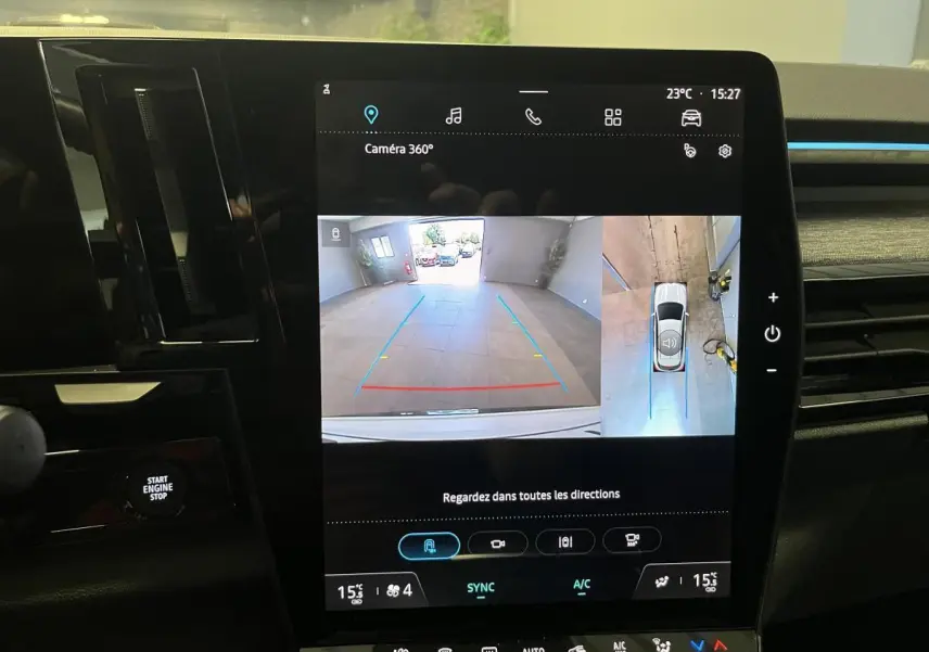 Écran central du Renault Austral blanc montrant la caméra 360° en vue arrière et vue plongeante du parking.