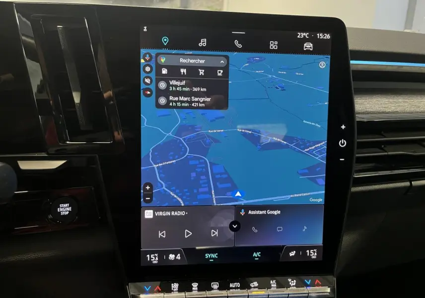 Vue rapprochée de l’écran tactile central du Renault Austral blanc, affichant la navigation Google Maps et commandes multimédia.