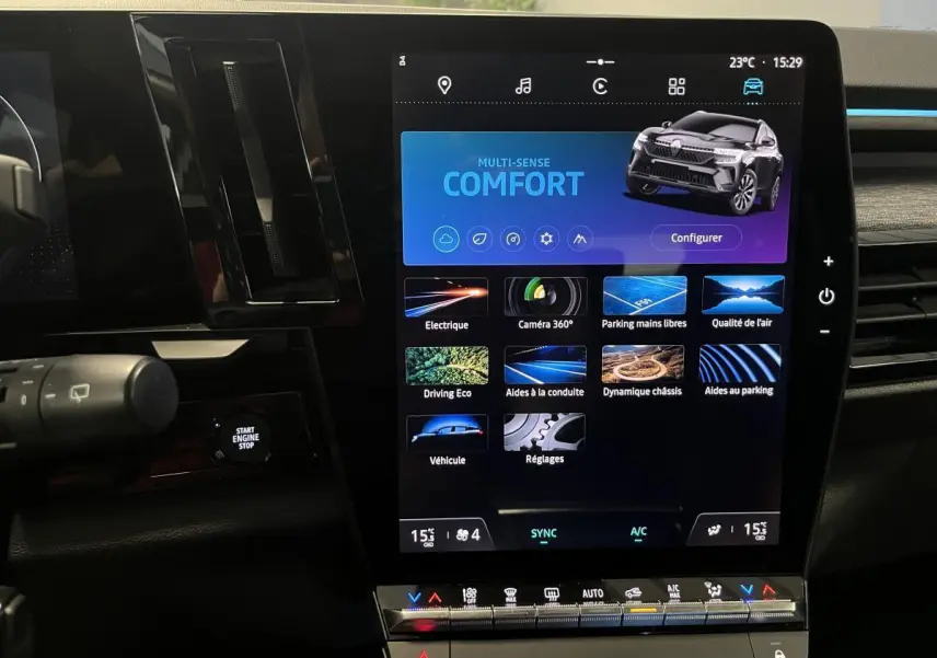Écran tactile central du Renault Austral 2024 montrant le mode de conduite Comfort et options d’aide à la conduite.