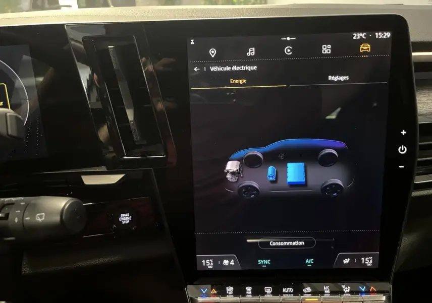 Écran tactile central du tableau de bord du Renault Austral blanc 2024 affichant l'énergie hybride.