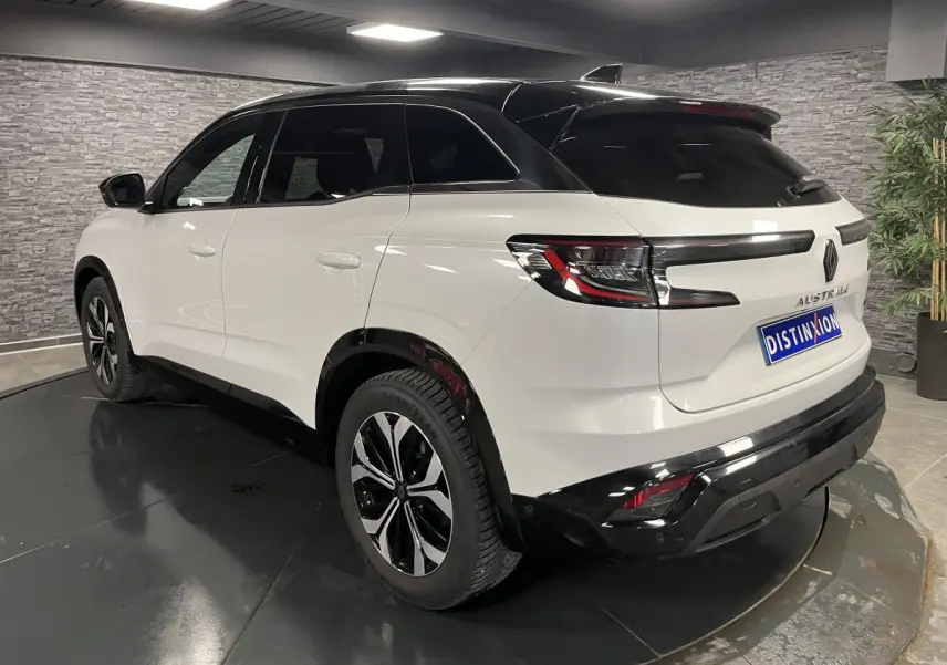 Vue 3/4 arrière droite du Renault Austral blanc nacré avec toit noir étoilé et jantes alliage 18'' altao diamantées noir.