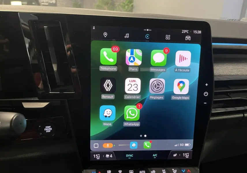 Écran tactile vertical du système multimédia Open R Link dans un Renault Austral blanc, vue intérieure frontale.