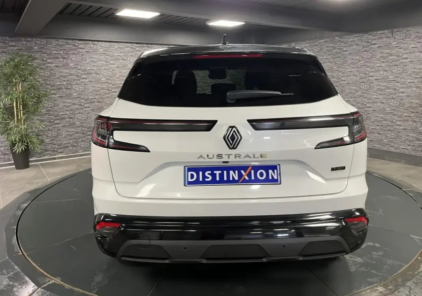 Vue arrière d'un Renault Austral blanc nacré avec toit noir étoilé et feux arrière horizontaux LED.