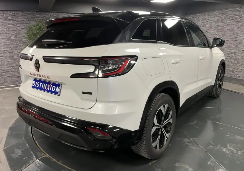 Vue 3/4 arrière droite du Renault Austral blanc nacré avec toit noir étoilé et jantes alliage 18'' noires diamantées.