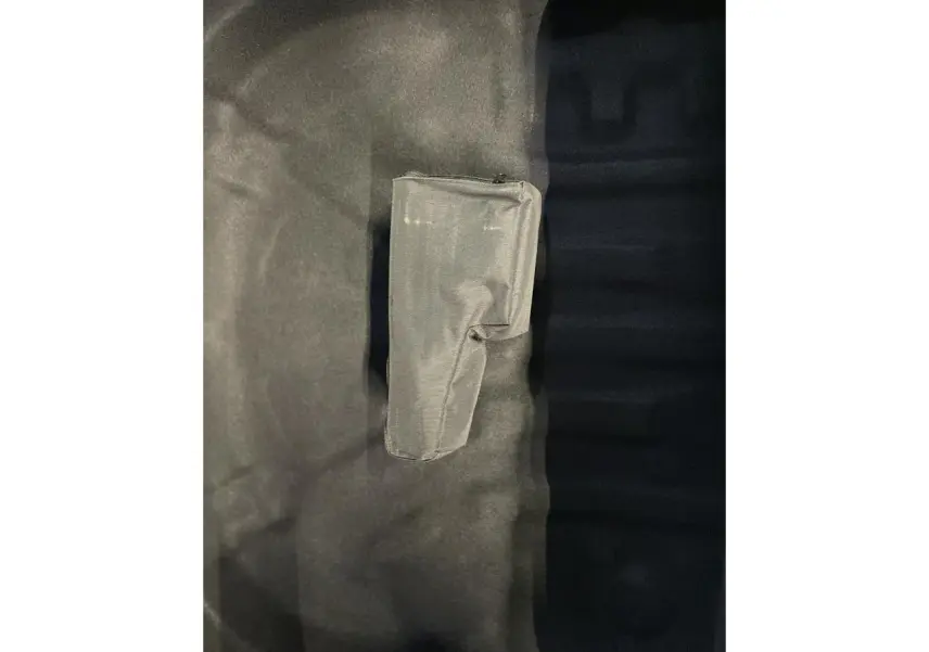 Gros plan sur un rangement en tissu noir dans le coffre d'une Volkswagen Golf 1.5 eTSI Style 2024.