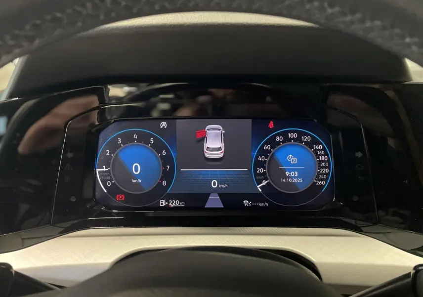 Combiné d'instruments digital de la Volkswagen Golf 2024 affichant vitesse et alertes, vue frontale du tableau de bord.