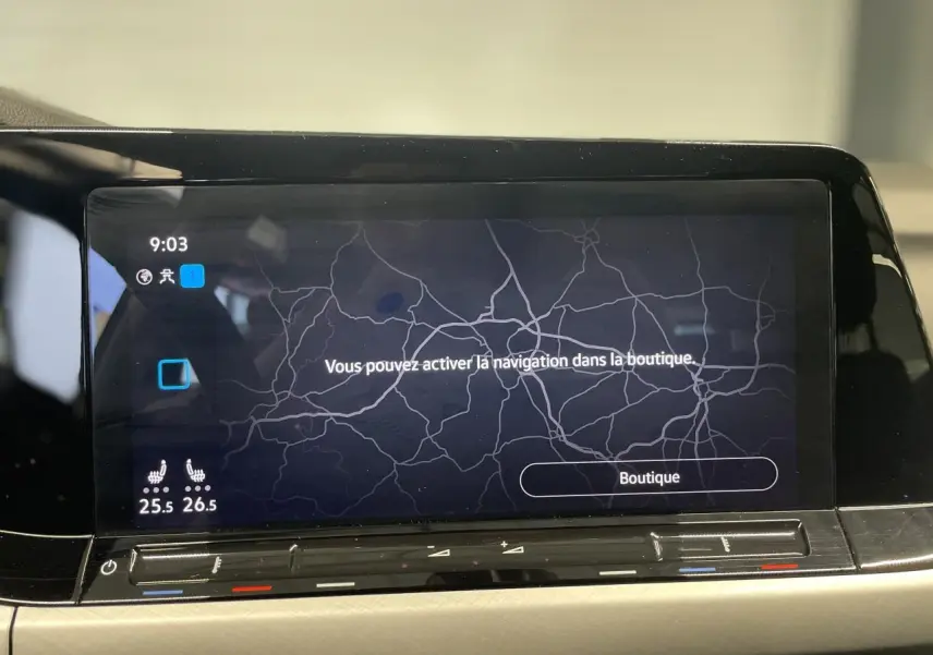Écran tactile central du tableau de bord de la Volkswagen Golf 1.5 eTSI Style 2024 avec interface de navigation inactive.