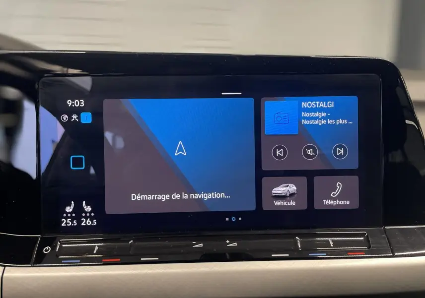 Écran tactile central du tableau de bord de la Volkswagen Golf 1.5 eTSI Style 2024 avec interface de navigation et radio.