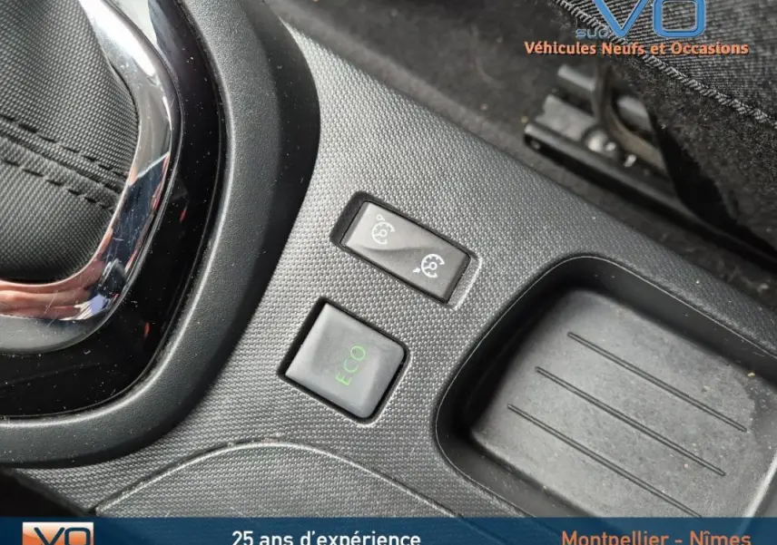 Gros plan sur les commandes ECO et régulateur de vitesse du Renault Captur gris TCe 120 Intens EDC 2014.