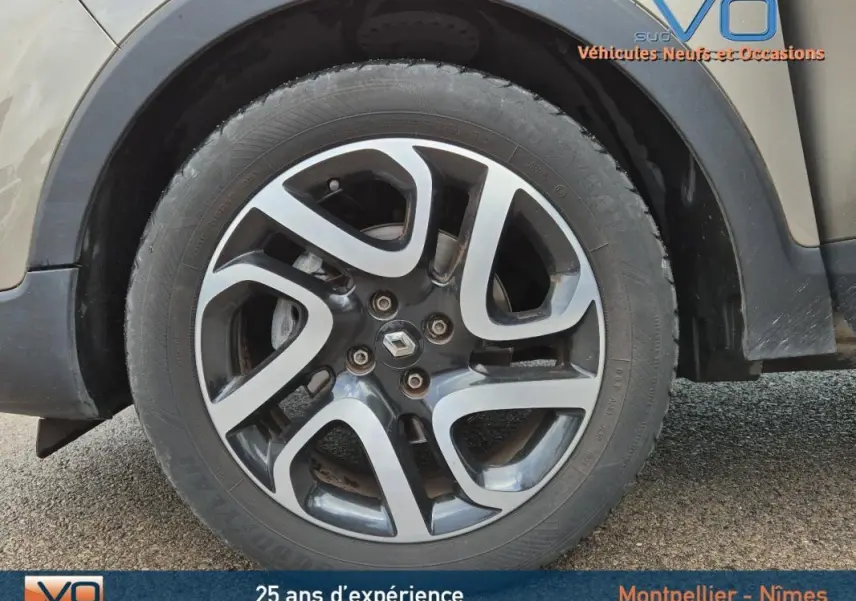 Gros plan sur la jante alliage 17 pouces gris foncé du Renault Captur TCe 120 Intens EDC 2014.