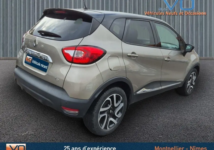 Vue 3/4 arrière droite d'un Renault Captur gris avec jantes alliage 17 pouces et vitres surteintées.