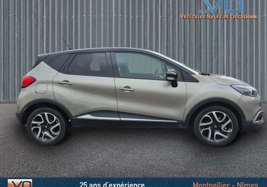 Profil côté gauche d'un Renault Captur gris 2014 avec jantes alliage 17 pouces et vitres surteintées.