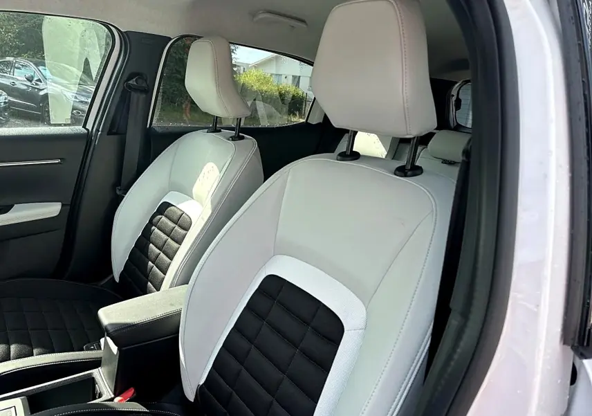 Vue intérieure côté droit des sièges avant bicolores blanc et noir du Citroën C3 Aircross 2026 hybride.