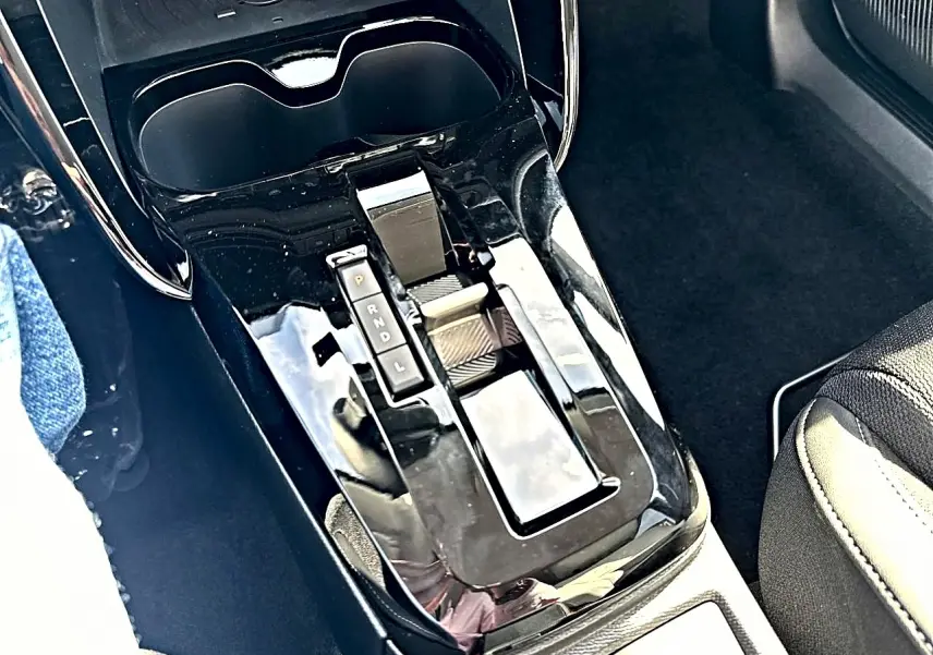 Vue rapprochée de la console centrale noire brillante avec levier de vitesses automatique du Citroën C3 Aircross.