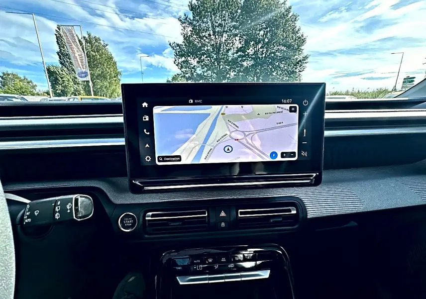 Vue intérieure centrée sur l’écran tactile GPS et la console centrale du Citroën C3 Aircross blanc 2026.