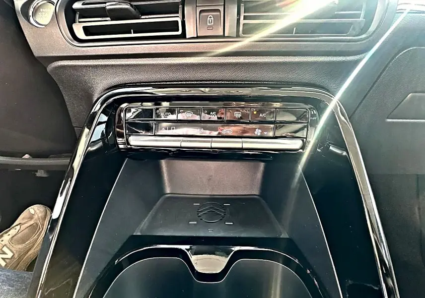 Vue rapprochée de la console centrale noire du Citroën C3 Aircross 2026 avec commandes climatisation et rangement.