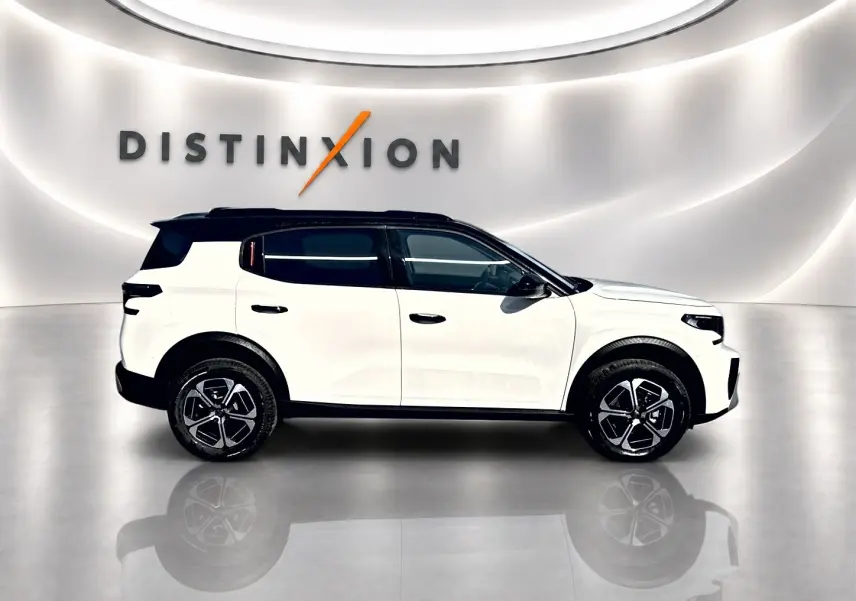 Profil droit d'un Citroën C3 Aircross blanc avec toit noir et jantes alu, sur fond clair avec logo Distinxion.