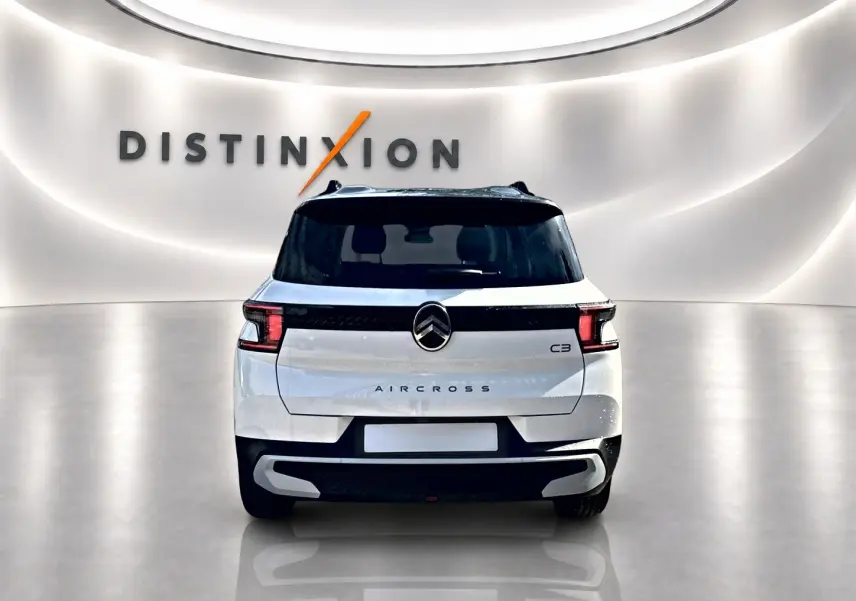 Vue arrière d'un Citroën C3 Aircross blanc 2026 avec toit noir et feux arrière LED distinctifs.