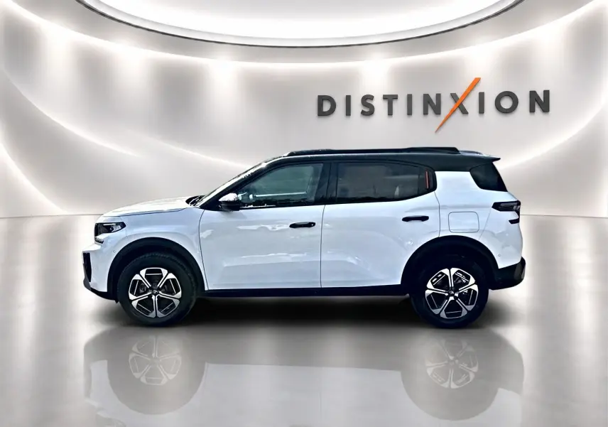 Vue latérale droite d'un Citroën C3 Aircross blanc 2026 avec toit noir et jantes alu distinctives.