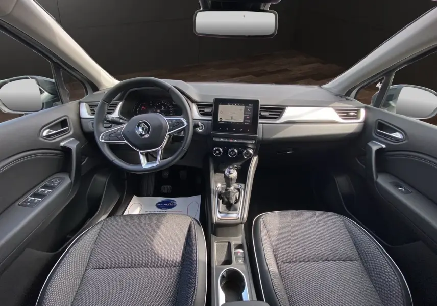 Intérieur noir du Renault Captur TCE 90 Techno 2024, vue frontale du tableau de bord et console centrale avec écran tactile.