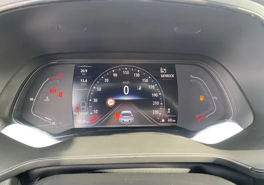 Tableau de bord numérique du Renault Captur TCE 90 TECHNO 2024 affichant vitesse, jauge carburant et alertes.