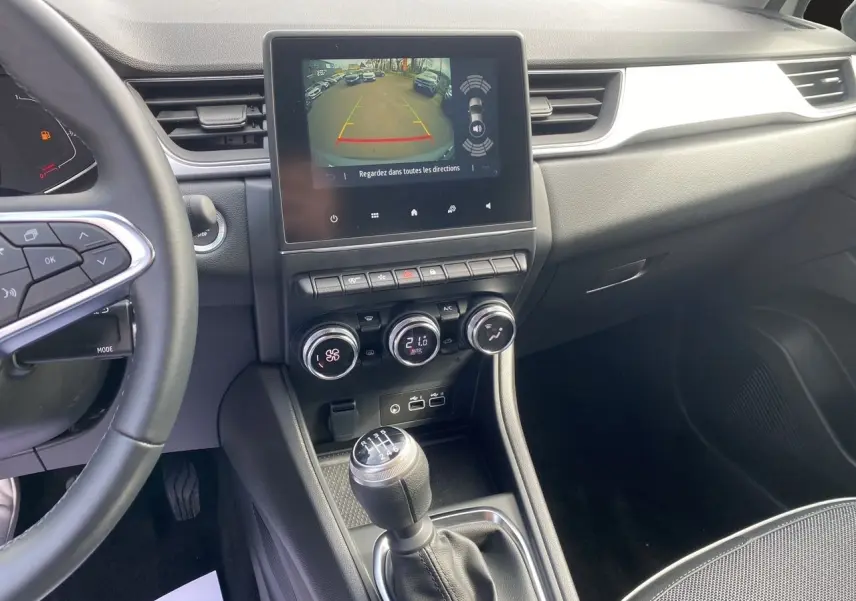 Intérieur du Renault Captur TCE 90 TECHNO 2024 montrant la console centrale avec boîte manuelle et écran caméra de recul.