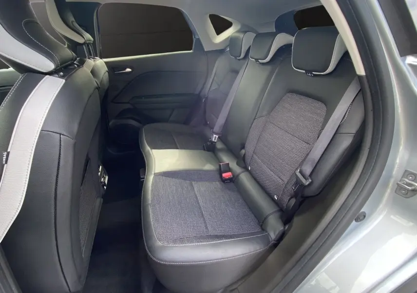 Vue côté droit de la banquette arrière en tissu et cuir noir du Renault Captur TCE 90 TECHNO gris Highland 2024.