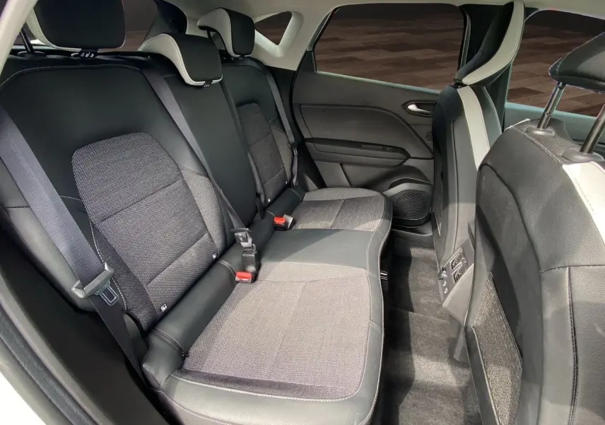 Vue intérieure côté droit des sièges arrière en tissu gris et noir du Renault Captur TCE 90 Techno 2024.