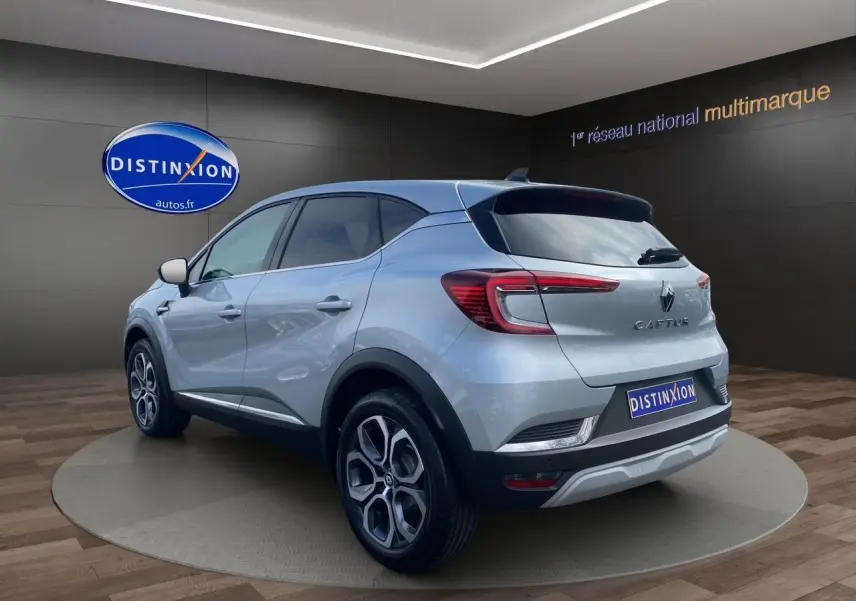 Vue 3/4 arrière droite du Renault Captur TCE 90 TECHNO gris Highland avec jantes alliage et feux LED 3D.