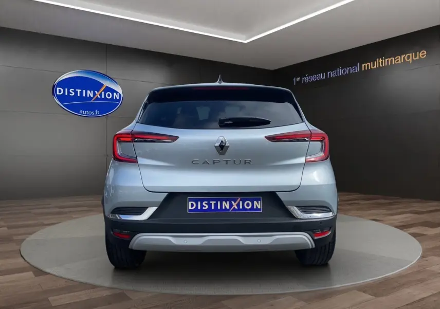 Vue arrière du Renault Captur TCE 90 TECHNO gris Highland, avec feux LED et logo distinctif sur fond noir.