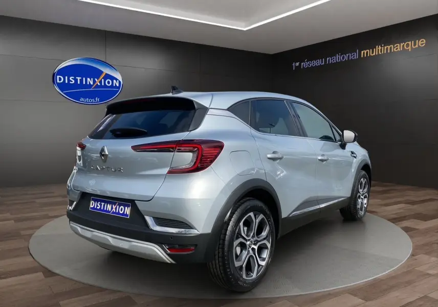 Vue 3/4 arrière droite du Renault Captur TCE 90 TECHNO gris Highland avec jantes alliage et feux LED distinctifs.