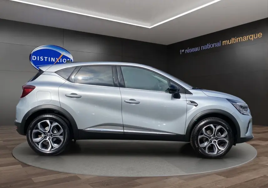 Profil côté gauche du Renault Captur gris Highland 2024 avec jantes alliage et détails noirs contrastants.