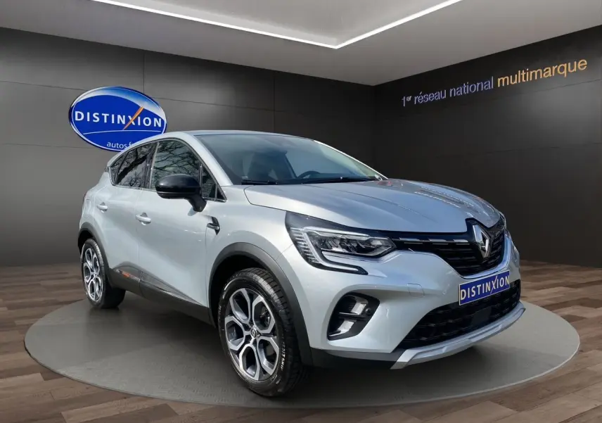 Renault Captur TCe 90 Techno gris Highland en 3/4 avant droit, avec jantes alliage 18'' Pasadena diamantées.