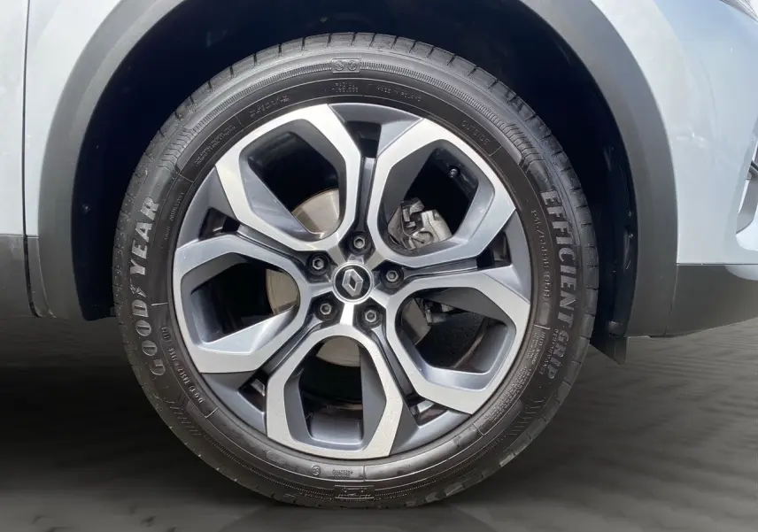 Gros plan sur la jante alliage 18'' Pasadena gris erbé du Renault Captur TCe 90 Techno gris Highland.