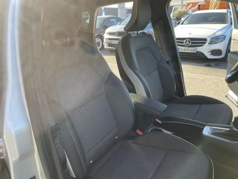 Intérieur du Renault Captur 1.6 E TECH Hybrid 145 Intense 2022, vue des sièges avant en tissu gris dans un véhicule gris métal.