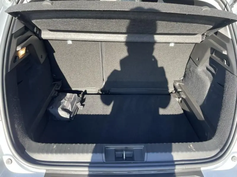 Coffre ouvert du Renault Captur 1.6 E Tech Hybrid 145 Intense gris métal, montrant un espace de rangement propre et vide.
